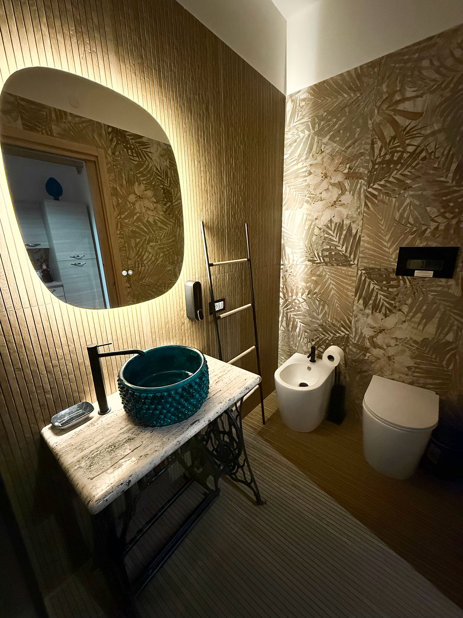Bagno con specchio e lavabo siciliano