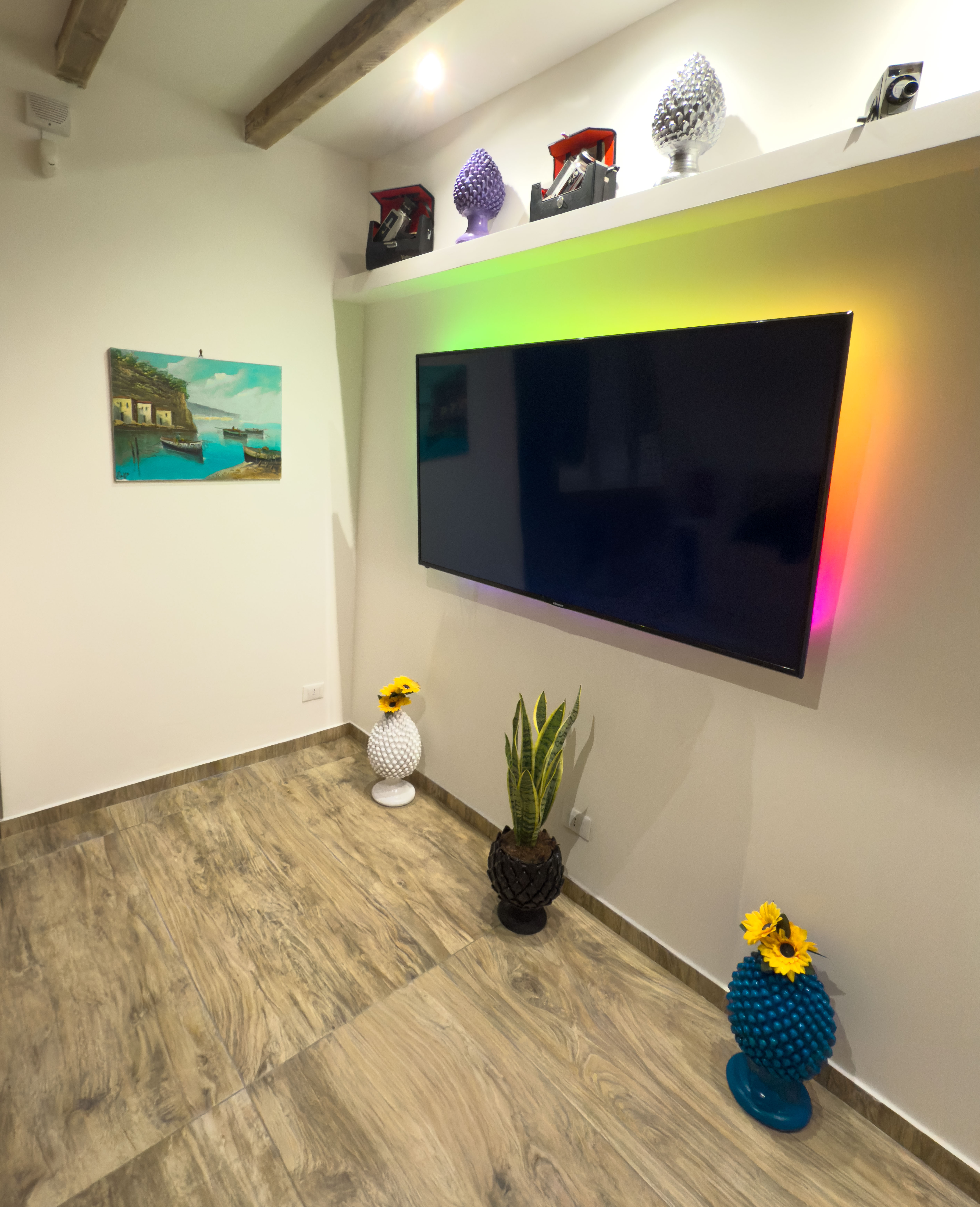 Salone TV e arredo siciliano vintage