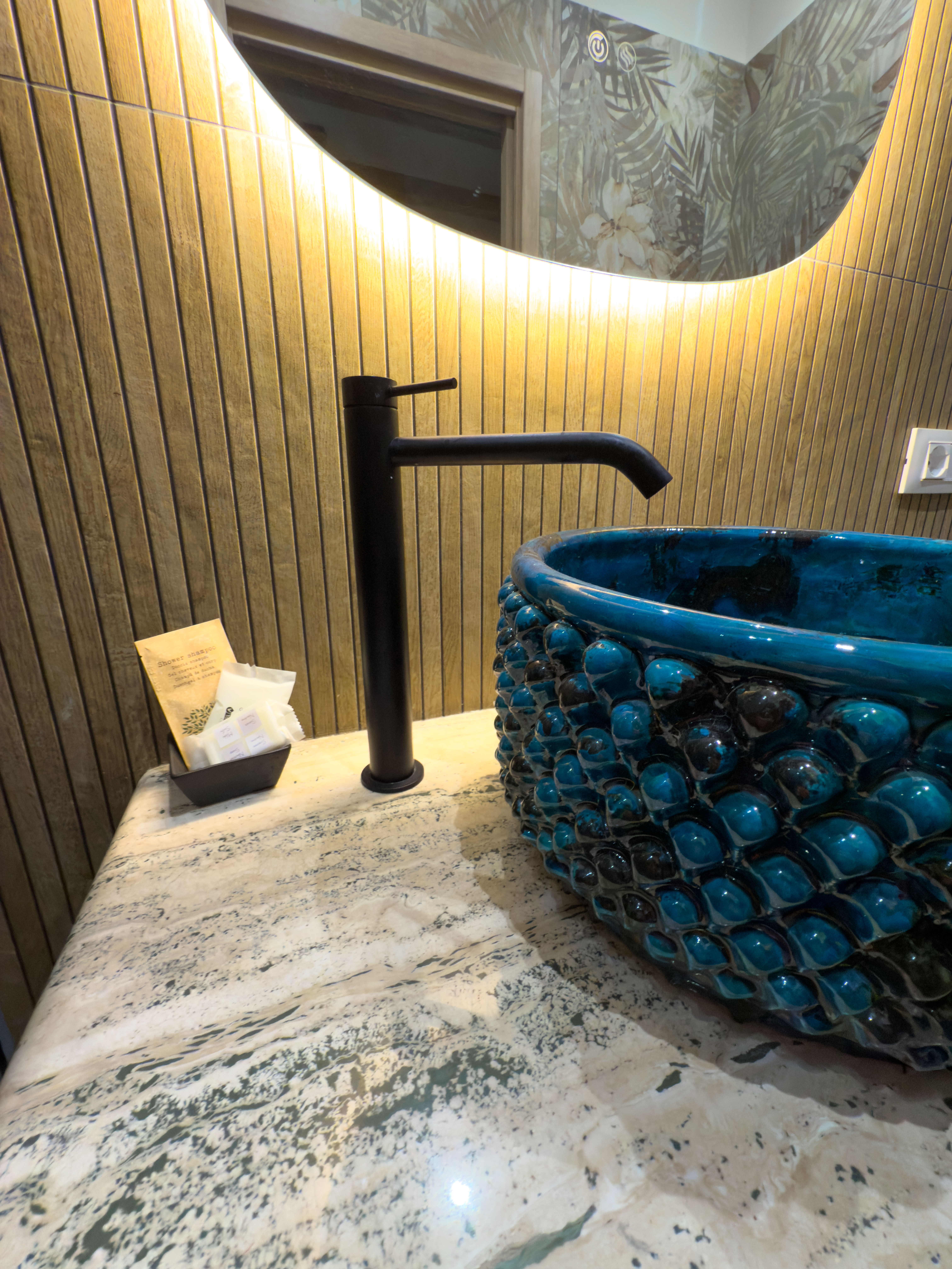 Specchio retroilluminato e dettagli lavabo pigna siciliana